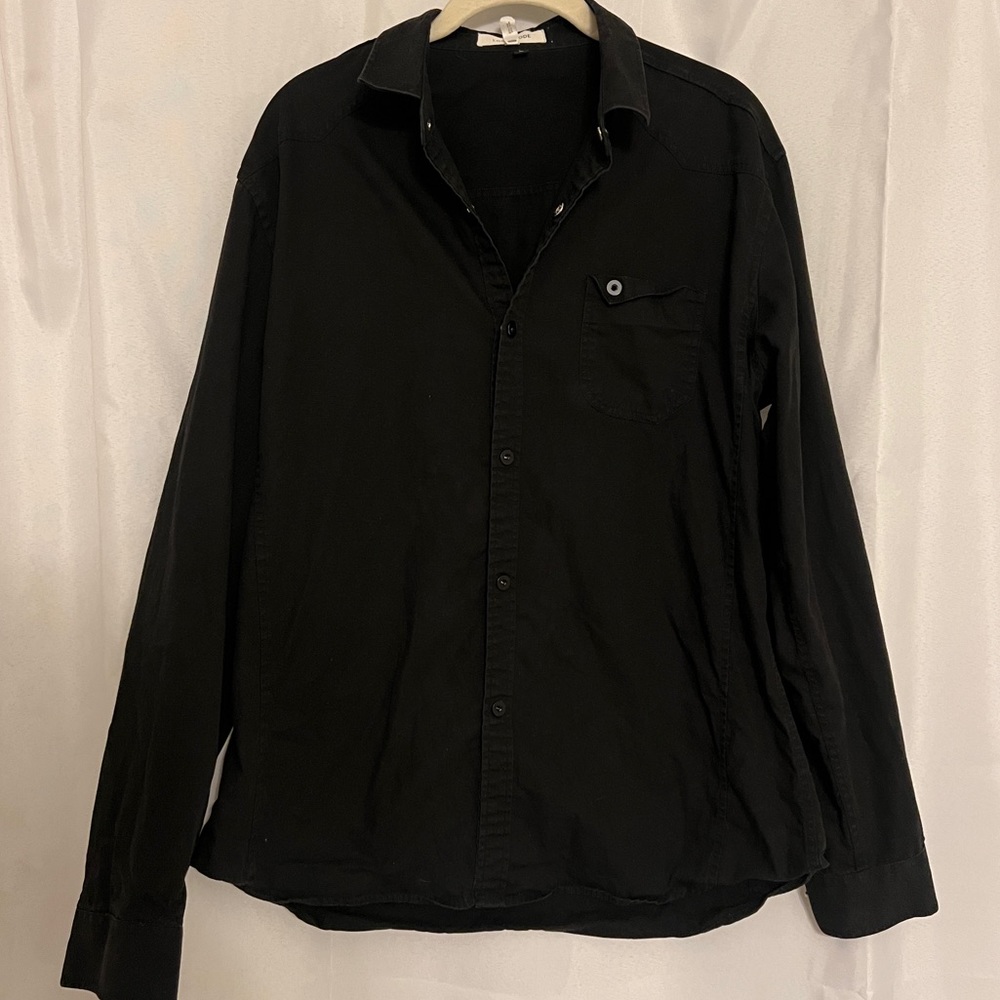 Men’s Black Long-Sleeved Button-Up